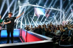 BLG S15总决赛落败巴黎，电子竞技永不言弃，期待再创佳绩