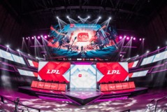 TES战队369选手精准战术夺首杀，奠定胜利基础